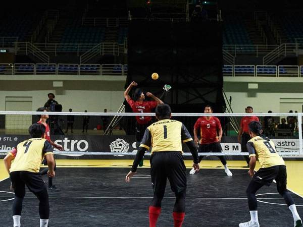 Antara aksi menarik dipamerkan kedua-dua pasukan hari ini. - Foto Facebook SepakTakraw League