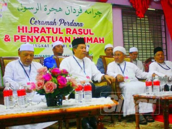 Ahmad (kiri) bersama Mohamad (tiga dari kanan) dan Ibrahim (dua dari kanan) pada Ceramah Perdana Hijratul Rasul dan Penyatuan Ummah Peringkat Negeri Kelantan di Stadium Mini Pasir Mas.