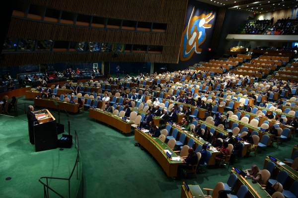 Dr Mahathir menyampaikan ucapan pada Debat Umum sempena Perhimpunan Agung Pertubuhan Bangsa-Bangsa Bersatu Sesi Ke-74 di Ibu Pejabat PBB pada Jumaat.  -Foto Bernama