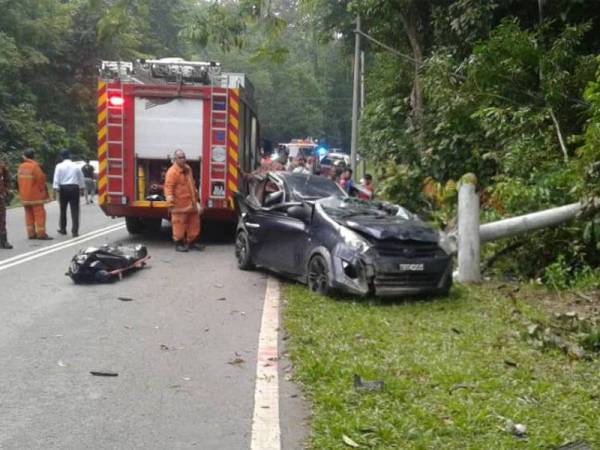 Kereta yang dinaiki sepasang suami isteri remuk akibat kemalangan di KM18 Jalan Jerantut-Benta petang semalam. - Foto ihsan polis