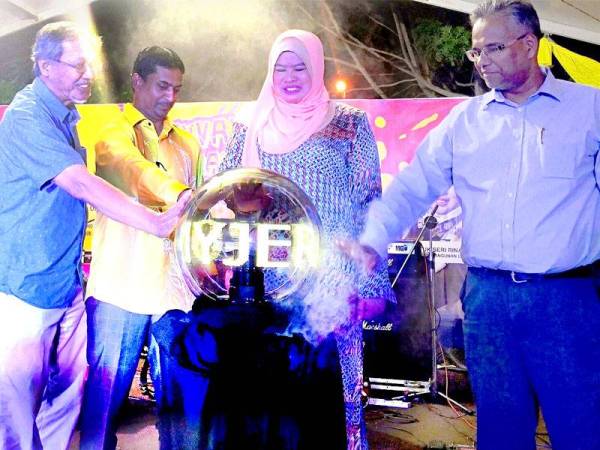 Rina merasmikan Karnival MyJeram 2019 di pekarangan Pusat Khidmat Masyarakat DUN Jeram di Bandar Puncak Alam di sini malam tadi.