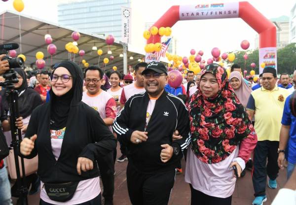 Menteri di Jabatan Perdana Menteri, Datuk Seri Dr Mujahid Yusof dan isteri Datin Seri Zuraida Husin serta penyanyi nombor satu negara, Datuk Seri Siti Nurhaliza Tarudin turut sama menyertai 'Halal Fun Run' di Dataran Putrajaya hari ini. - Foto Bernama