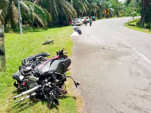 Keadaan motosikal jenis Benneili milik mangsa di lokasi kejadian di Jalan Ibok-Ayer Jernih di sini semalam. -Foto Ihsan pembaca