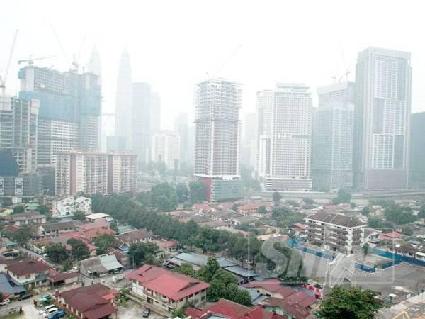 Suasana di Kampung Baru berlatarbelakangkan bandaraya Kuala Lumpur. -Foto Sinar Harian ZAHID IZZANI