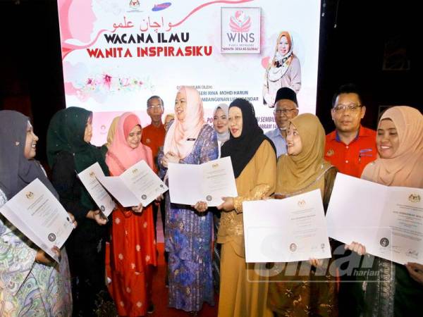 Rina (empat dari kiri) beramah mesra dengan penerima Sijil Kemahiran Malaysia Penilaian Pencapaian Terdahulu (PPT) pada program Wanita Inspirasiku Peringkat Negeri Sembilan di Politeknik Nilai hari ini.