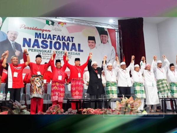 Ahmad Zahid (lima dari kiri) dan Abdul Hadi (enam, kiri) bersama pimpinan utama UMNO-Pas mengangkat tangan sebagai sepakat menjayakan Muafakat Nasional peringkat negeri Kedah.