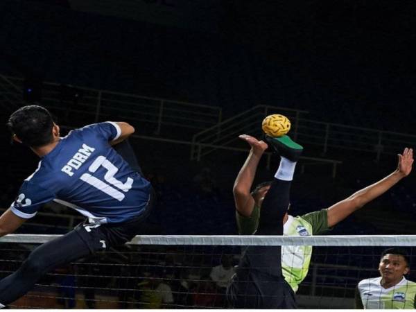 Antara aksi menarik dipamerkan pemain PDRM Defenders dan Sabah Mountaineers hari kedua minggu keempat saingan STL 2019 di Spice Arena, Bayan Baru, Pulau Pinang, hari ini. - Foto Facebook SepakTakraw League