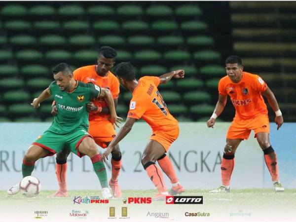 Antara aksi melibatkan PKNS menentang Selangor pada saingan Liga Malaysia. - Foto PKNS FC