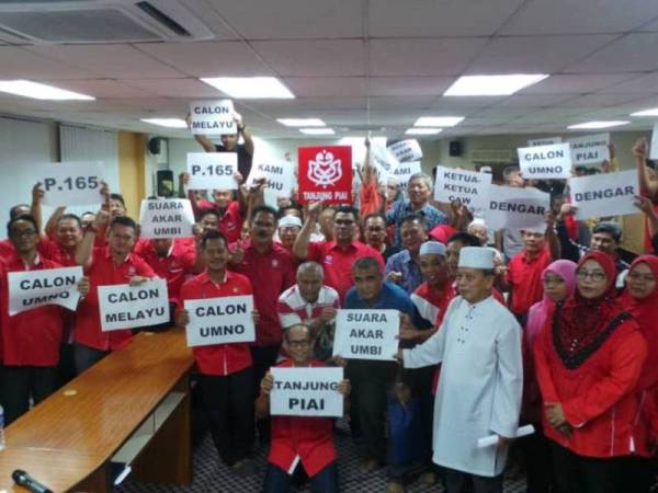 Jefridin (dua dari kanan) dan Md Othman (dua dari kiri) hadir pada mesyuarat khas UMNO Bahagian Tanjung Piai malam tadi.