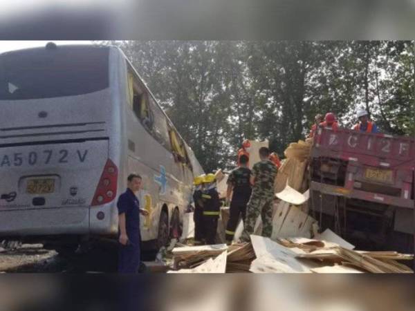 Sebuah bas membawa 69 orang berlanggar dengan trak di sebuah lebuh raya di wilayah Jiangsu, China pagi semalam mengakibatkan sekurang-kurangnya 36 orang maut sementara 36 yang lain cedera. - Foto Twitter People's Daily