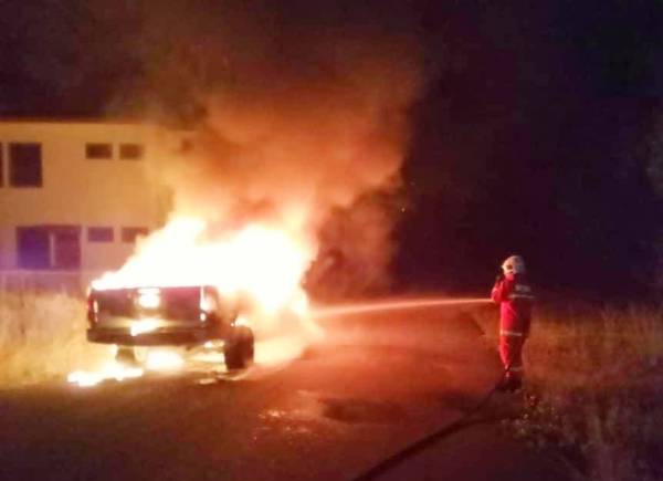 Anggota bomba mengambil masa selama 15 minit untuk memadam kebakaran tersebut. Foto: Ihsan pembaca