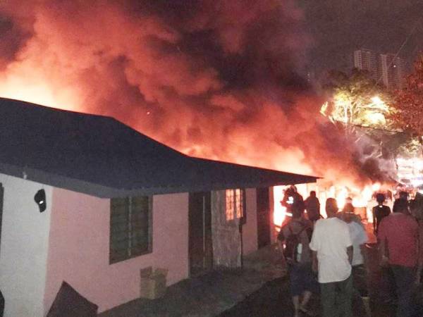 Api marak dalam kebakaran melibatkan empat rumah di Segambut Tengah malam tadi. - Foto JBPM KL