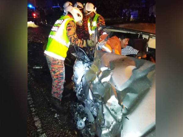 Anggota dari Balai Bomba dan Penyelamat Gerik membantu mengeluarkan mangsa yang tersepit dalam nahas yang mengorbankan dua nyawa berhampiran Kampung Jong malam tadi.