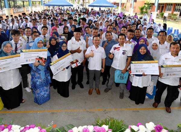 Dr Maszlee Malik bergambar bersama warga pendidik, ibu bapa dan calon-calon SPM dan STPM pada Program Sentuhan Kasih SPM dan STPM Parlimen Simpang Renggam 2019. -Foto Bernama