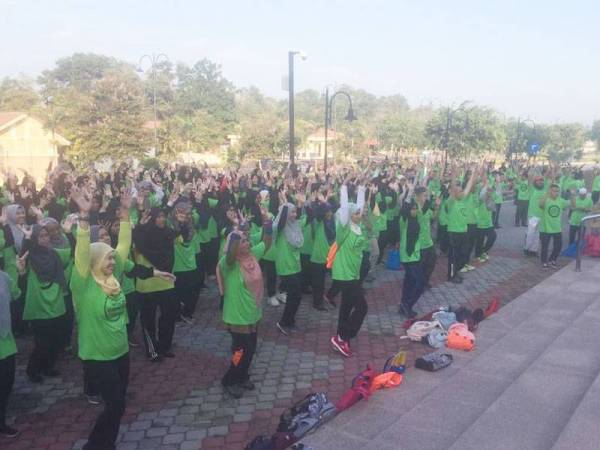 Para peserta berkumpul seawal jam 7 pagi sebelum memulakan aktiviti pendakian dan kutip sampah.