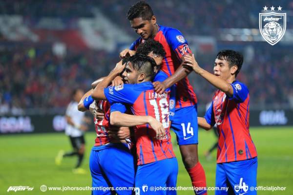 Pemain JDT meraikan kemenangan mereka mara ke separuh akhir Piala Malaysia selepas menundukkan TFC, 4-1 dalam aksi suku akhir kedua. -Foto JOHOR SOUTHERN TIGERS