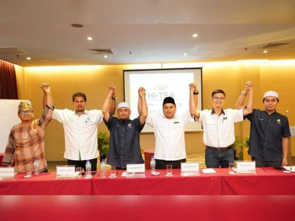 Ketua Pemuda yang hadir menandatangani resolusi bersama semalam. Dari kiri: Mohd Azizat, Jayaganesh, Ahmad Faisal, Mohd Ariff dan Daniel Wa Wai How.