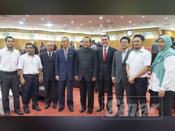 Ahmad Samsuri (tengah) dan Syed Zainal Abidin (empat dari kanan) bersama sebahagian peserta yang hadir ke Program Bicara Darul Iman hari ini.