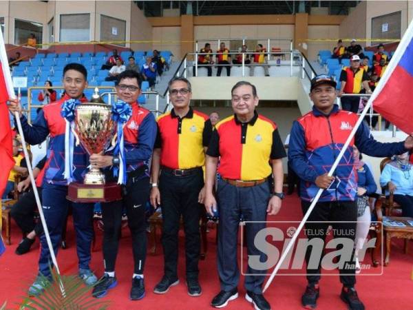 Mazlan (dua dari kanan), Ketua Polis Negeri Sembilan, Datuk Mohamad Mat Yusop bersama pemenang kejohanan tersebut.