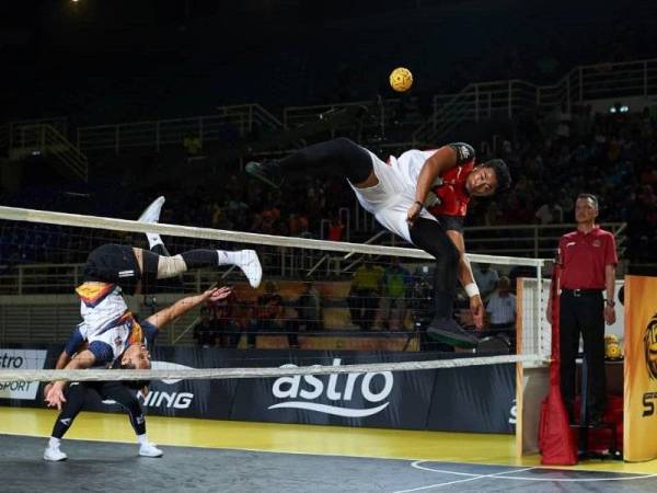 Antara aksi menarik dipamerkan pemain Kelantan Warrios dan Kuala Lumpur Thunder pada aksi minggu keempat saingan STL 2019 di Spice Arena, Pulau Pinang hari ini. - Foto SepakTakraw League