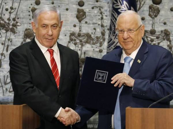 Netanyahu (kiri) diberi tempoh 28 hari oleh Rivlin untuk membentuk kerajaan baharu pada Rabu lalu. - Foto: AFP