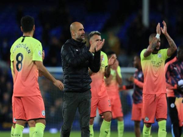 Aksi Guardiola ketika meraikan kemenangan bersama pemain Manchester City selepas menewaskan Everton di Goodison Park.