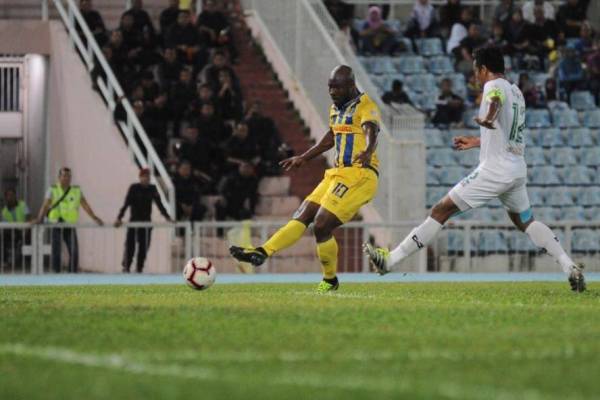 Nwakaeme meledak dengan dua gol pada aksi suku akhir kedua di Stadium Darul Makmur malam ini. - Foto: Rosmaili Baharom | gawang.my