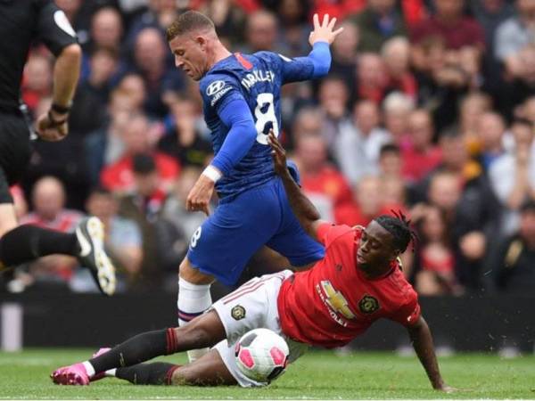 Wan-Bissaka (kanan) mengasak pemain Chelsea, Ross Barkley ketika aksi liga di Old Trafford, Ogos lalu.