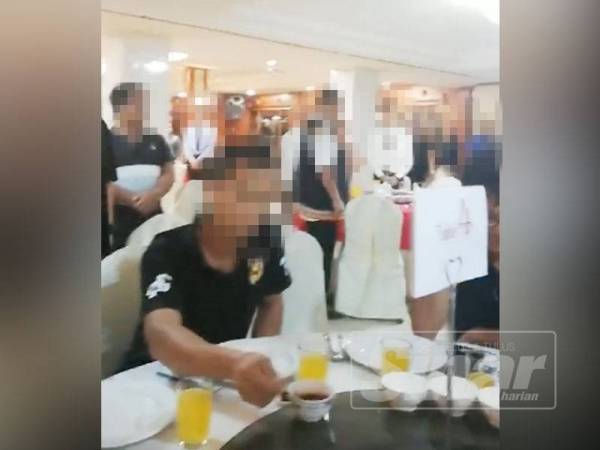 Rakaman yang dimuat naik menunjukkan sekumpulan individu tidak berdiri bagi menghormati lagu Negaraku dalam satu majlis yang tular di media sosial.
