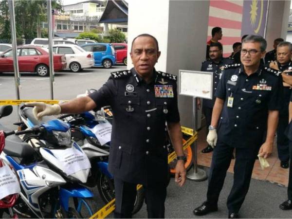 Mohd Khalil menunjukkan antara motosikal yang disita.