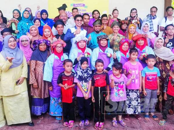 Abdul Shukur bersama sebahagian penduduk yang hadir sempena jelajah di Kampung Kuala Tahan kelmarin.