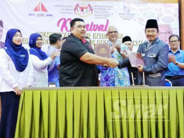 Mahfuz (tengah) ditemui pada Karnival Pendidikan Khas Integrasi dan Hari Koperasi Integrasi Pendidikan Khas Pontian Berhad di Dewan Jubli Intan Pontian hari ini.