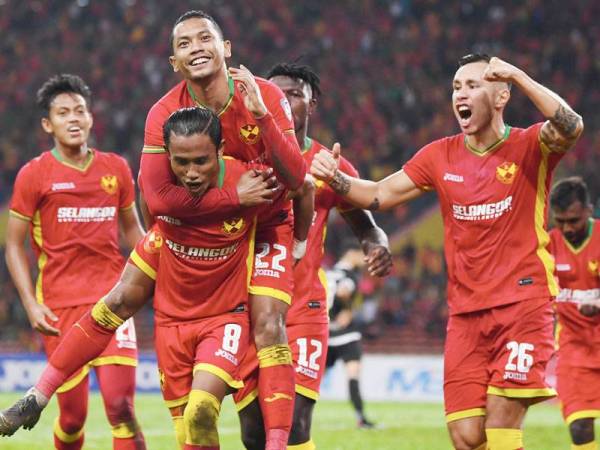 Barisan pemain Selangor meraikan gol pertama jaringan Syazwan pada aksi suku akhir kedua Piala Malaysia di Stadium Shah Alam malam tadi. - Foto Bernama