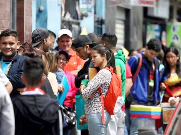 Migran Venezuela beratur untuk mendapatkan permit warganegara sementara di luar pejabat imigresen di Lima, Peru. - Foto Agensi