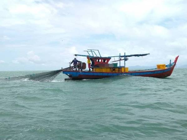 Salah sebuah bot yang ditahan selepas didapati menangkap ikan secara berpasangan.