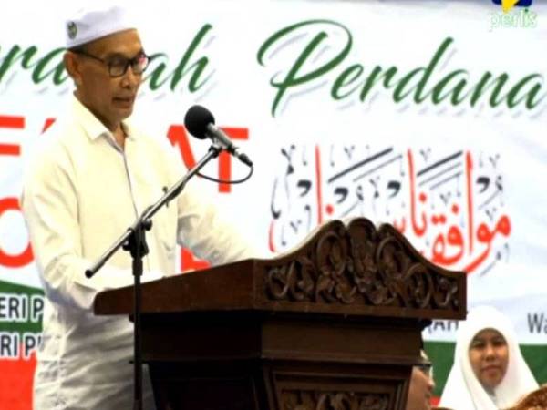 Mohd Shukri ketika berucap sebelum tiba-tiba rebah di pentas ceramah Muafakat UMNO-Pas di Dewan 2020 malam tadi.