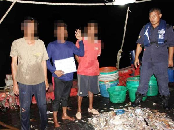 Antara mereka yang ditahan bersama bot pukat tunda kelas C. - Foto Sumber Maritim