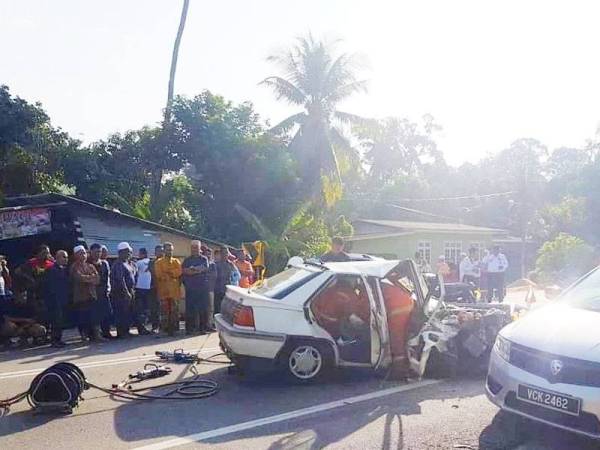 Anggota bomba ketika mengeluarkan mangsa.