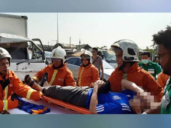 Anggota bomba mengambil masa hampir 10 minit bagi mengeluarkan mangsa yang tersepit di bahagian tempat duduk pemandu. - Foto Ihsan Bomba Selangor