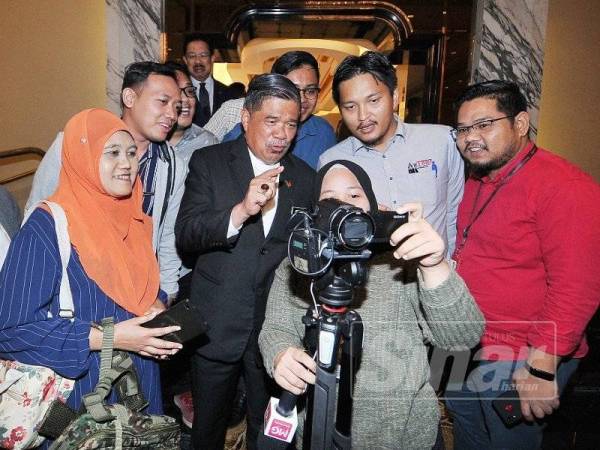 Mohamad Sabu beramah mesra dengan pengamal media pada majlis Sekalung Budi Media Pertahanan. -Foto Sinar Harian ROSLI TALIB