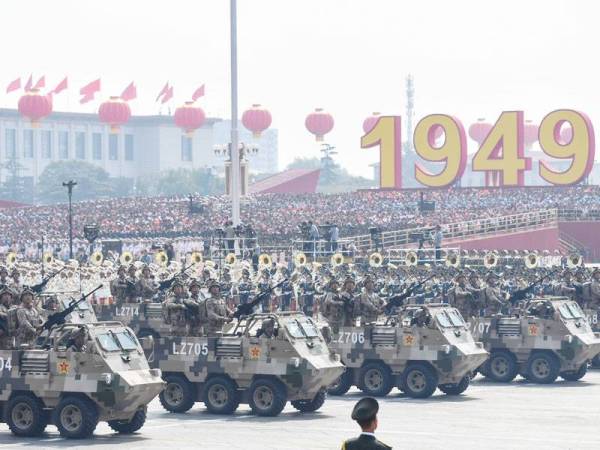 China turut mempamerkan kelengkapan tentera mereka ketika perarakan di Dataran Tiananmen di Beijing hari ini. - Foto: AFP