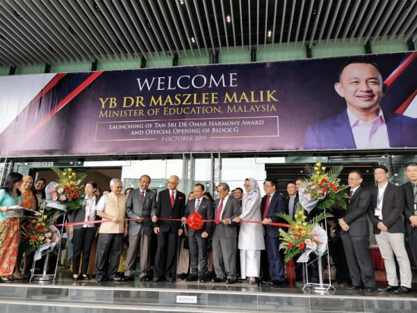 Dr Maszlee (tengah) memotong riben pada simbolik perasmian bangunan baharu, Blok G, Universiti UCSI hari ini. -Foto Bernama