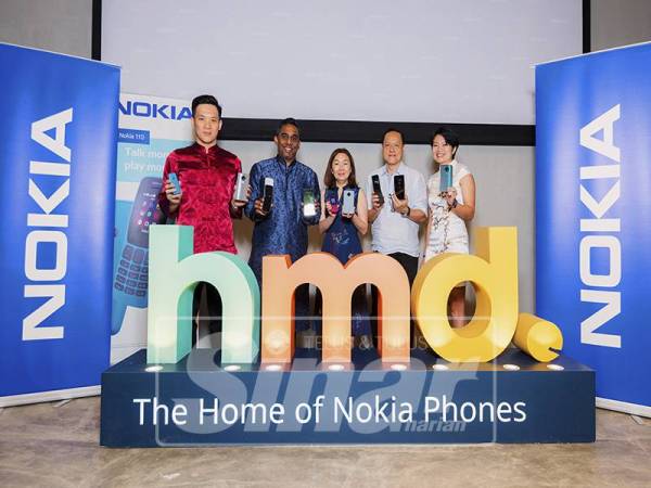 PENGURUS Teknikal Produk Malaysia dan Myanmar HMD Global, Cteven Tan (kiri) bersama Pengurus Malaysia dan Myanmar HMD Global, Vijay Thangavelu (dua dari kiri) menunjukkan terbaharu Nokia. 