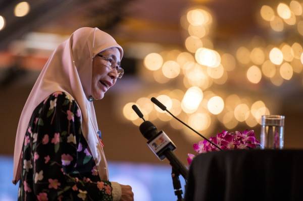 Dr Wan Azizah berucap pada majlis makan malam Persekutuan Pengilang-Pengilang Malaysia kali ke-51 di sini malam ini. -Foto Bernama