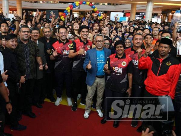 Syed Saddiq (tengah) bersama Timbalannya, Steven Sim Chee Keong bergambar bersama para tetamu pada Majlis Pelancaran Bulan Sukan Negara 2019 hari ini. - Foto Bernama