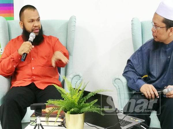 Mohd Azlan (kiri) pada Program Rahsia Insan Cemerlang Hidup (RICH) 2.0 di Kumpulan Media Karangkraf, Shah Alam pada Sabtu lalu.