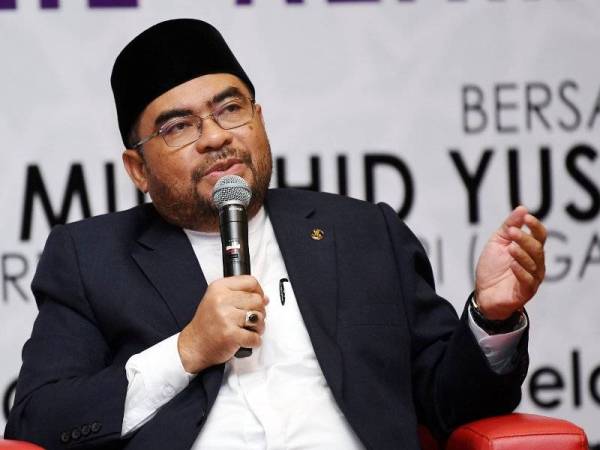 Mujahid menyampaikan ucapan dan menjawab soalan mahasiswa pada program Jelajah Kampus Rahmatan Lil Alamin di Universiti Sains Islam Malaysia (USIM) malam tadi.  FOTO: BERNAMA