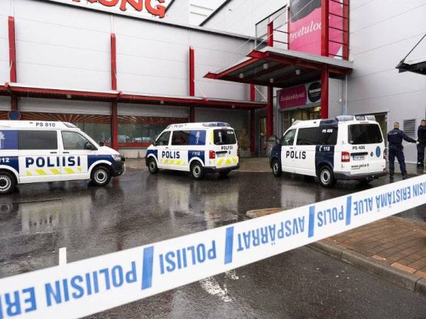 Kereta polis berada di kawasan pusat beli-belah Herman di Kuopio Finland susulan serangan bersenjata yang meragut satu nyawa. - Foto: AFP