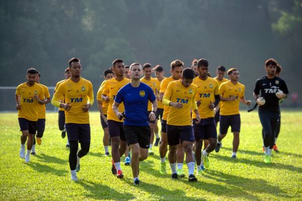 Skuad Harimau Malaya giat menjalani latihan di Padang Majlis Sukan Negara pagi ini sebagai persiapan menjelang Perlawanan Antarabangsa Tier 1 bertemu Sri Lanka di Stadium Nasional Bukit Jalil Sabtu ini. -Foto Bernama