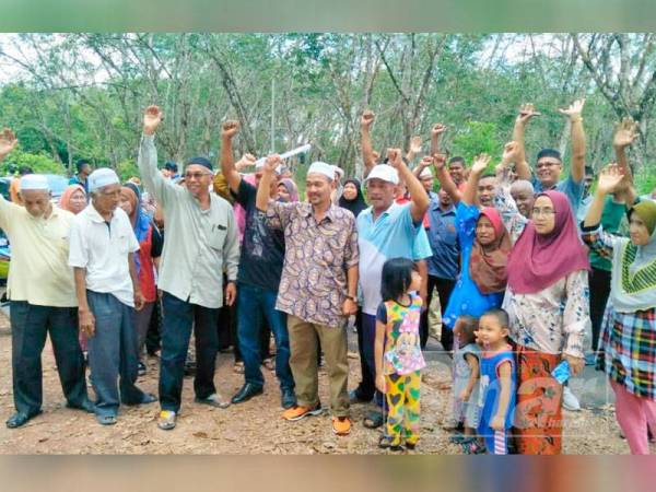 Peserta Felcra Bukit Tandak berkumpul membantah penebangan pokok getah.